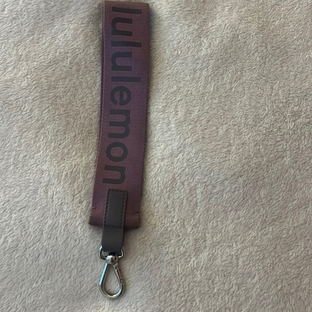 NEVER LOST LULULEMON KEY CHAIN